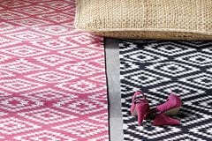 Teppich mit Muster in Pink und Schwarz-Weiß von Car Möbel