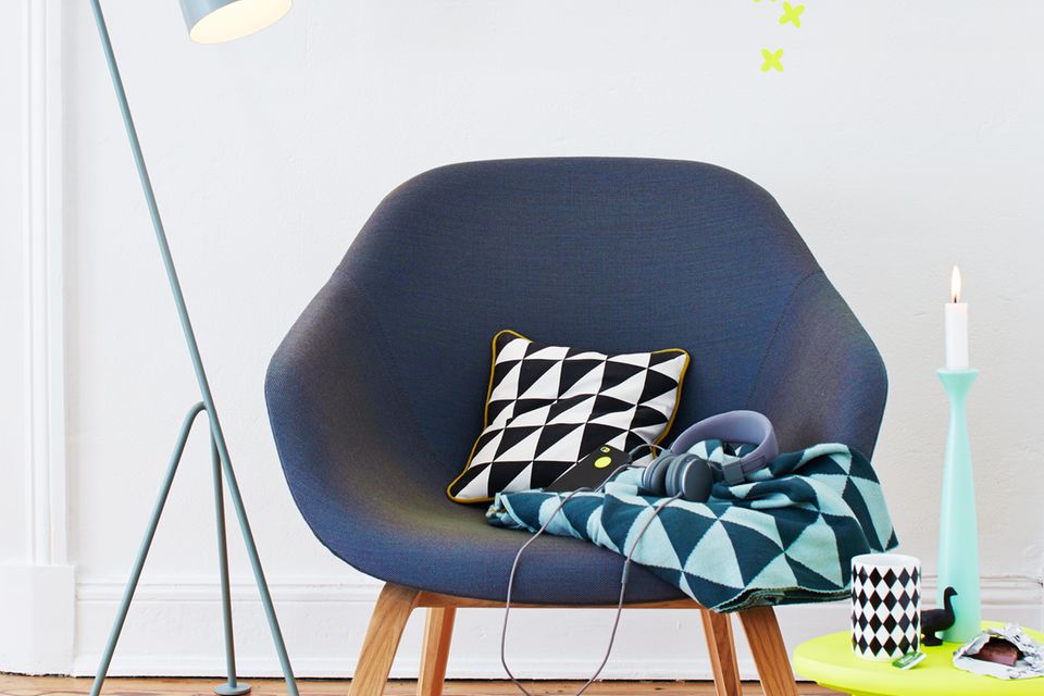 Sessel mit blaumen Textilbezug