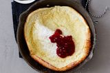 Rezept: Ofen-Pfannkuchen mit Preiselbeeren