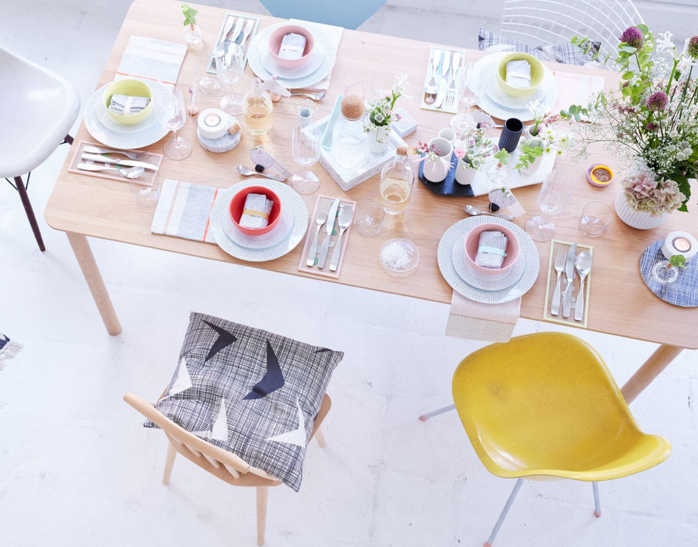 Gedeckter Tisch in Pastelltönen