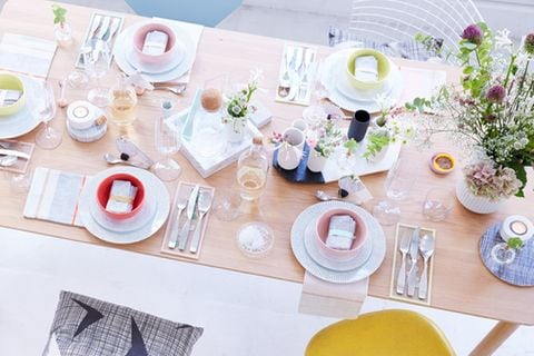 Gedeckter Tisch in Pastelltönen