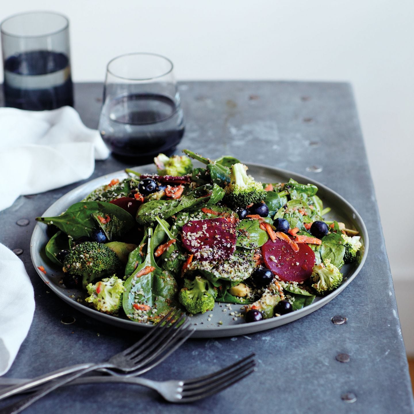 Rezept: Ultimativer Superfood-Salat mit Hanf und Blaubeeren