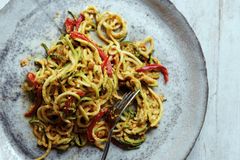 Rezept: Zucchini-Spaghetti mit einer Soße aus getrockneten Tomaten, Basilikum und Avocado