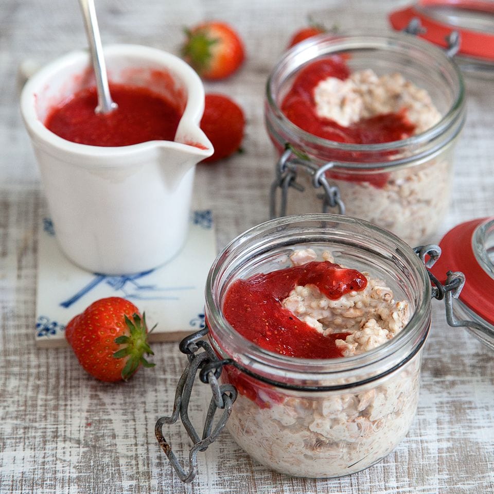 Rezept: Erdbeer-Chia-Müsli im Glas