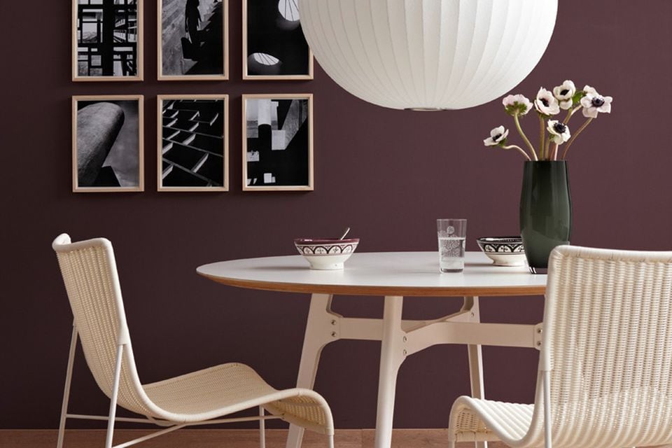 Wandfarbe in Braun mit Möbeln und Fußboden aus hellem Holz