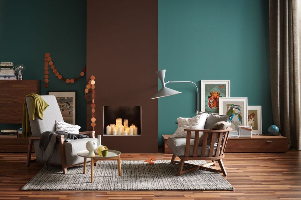 Wandfarben Braun und Petrol mit Möbeln aus Holz