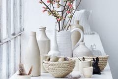 Vasen Sammelsurium aus weißen und cremefarbenen Porzellan als Fensterdeko