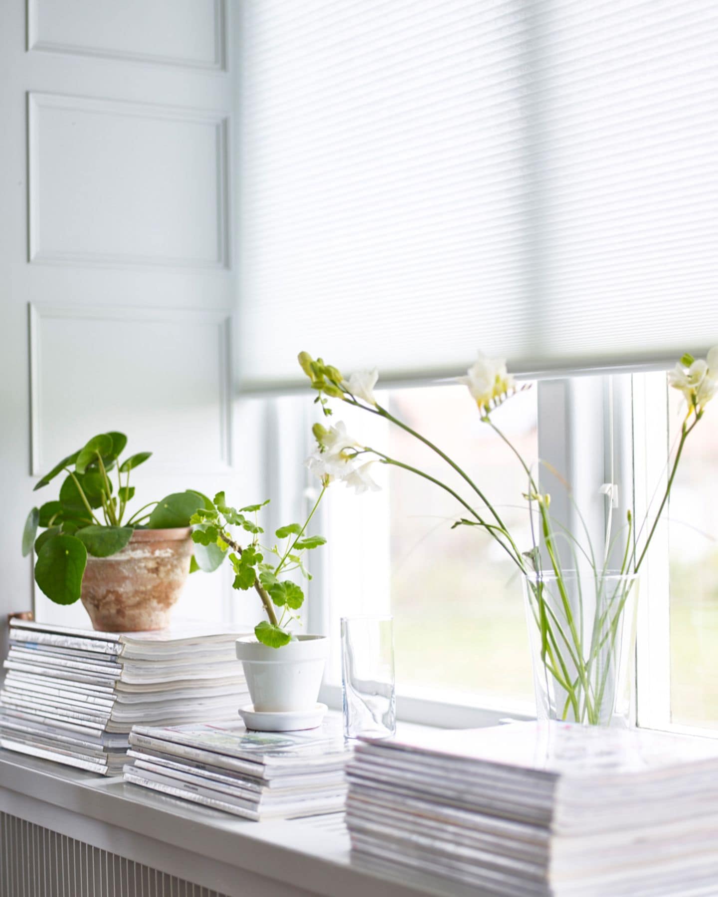 Wabenjalousie, Blumen und Zeitschriften als Fensterdeko, Ikea