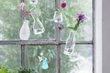 Hängende Vasen als Fensterdeko