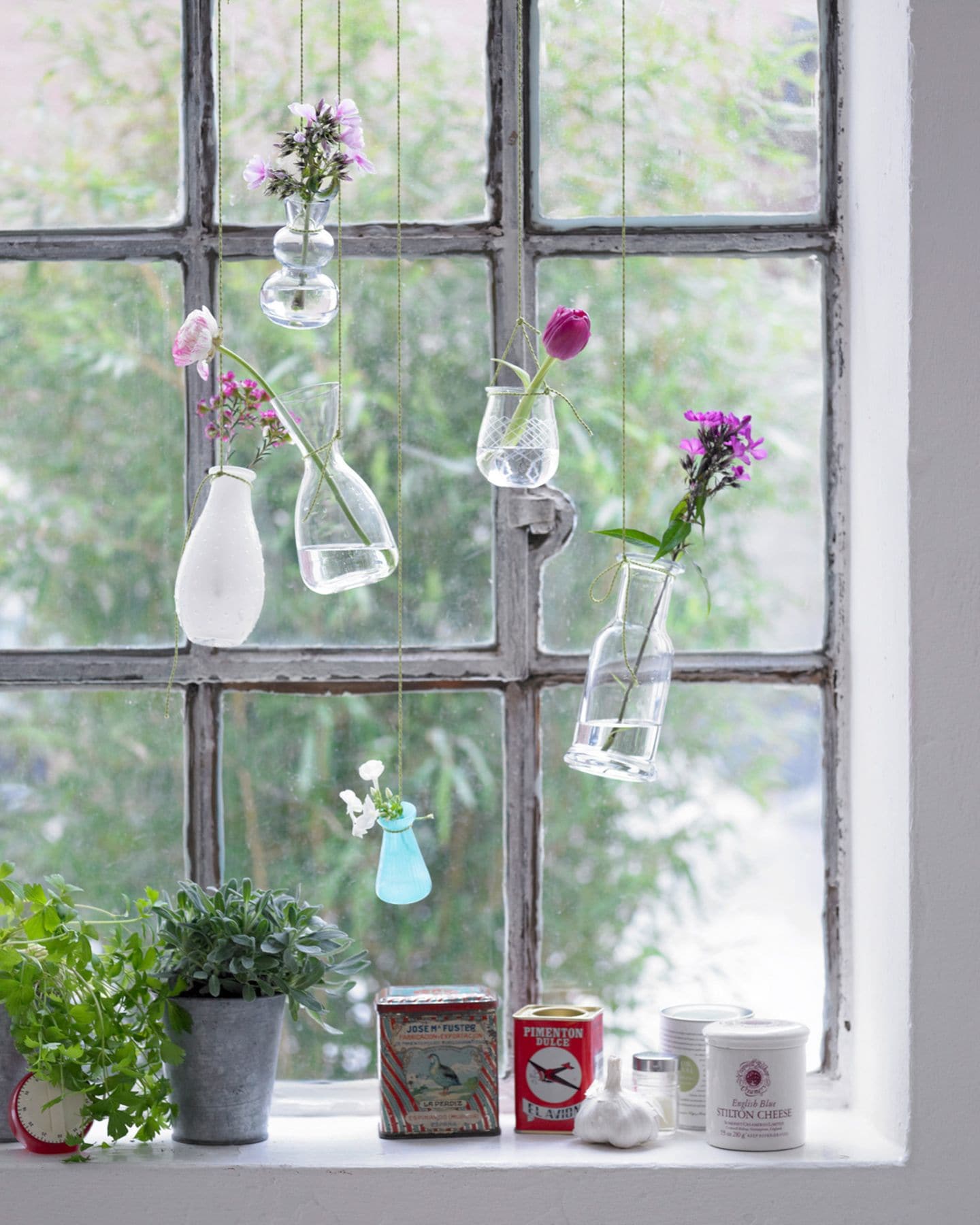 Hängende Vasen als Fensterdeko