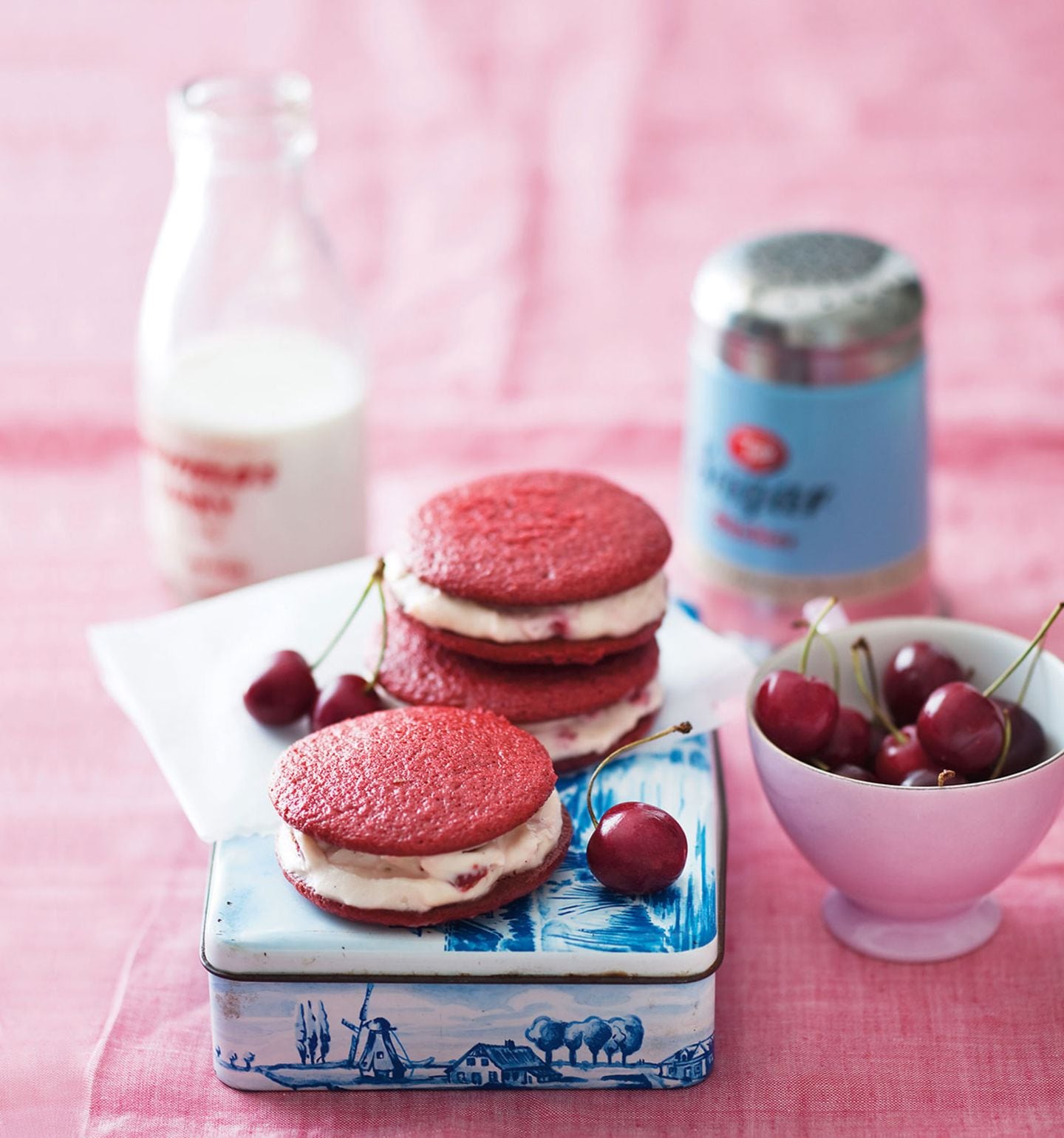 Red-Velvet-Whoopies mit Kirschfüllung