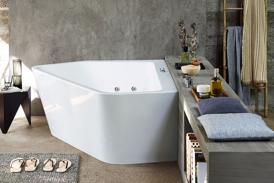 Eckbadewanne mit angrenzendem Stauraum Eckbadewanne mit angrenzendem Stauraum