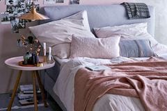 Bett mit rosafarbenen Kissenbezügen