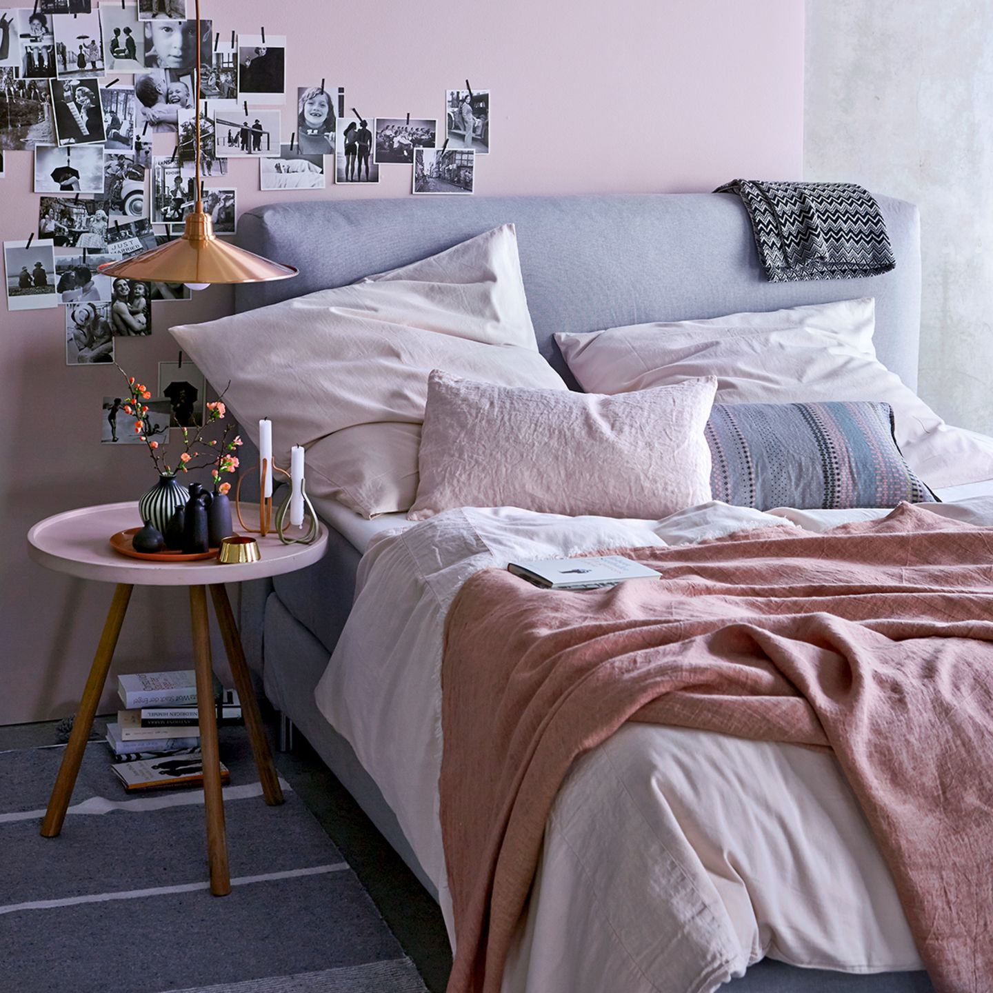 Bett mit rosafarbenen Kissenbezügen