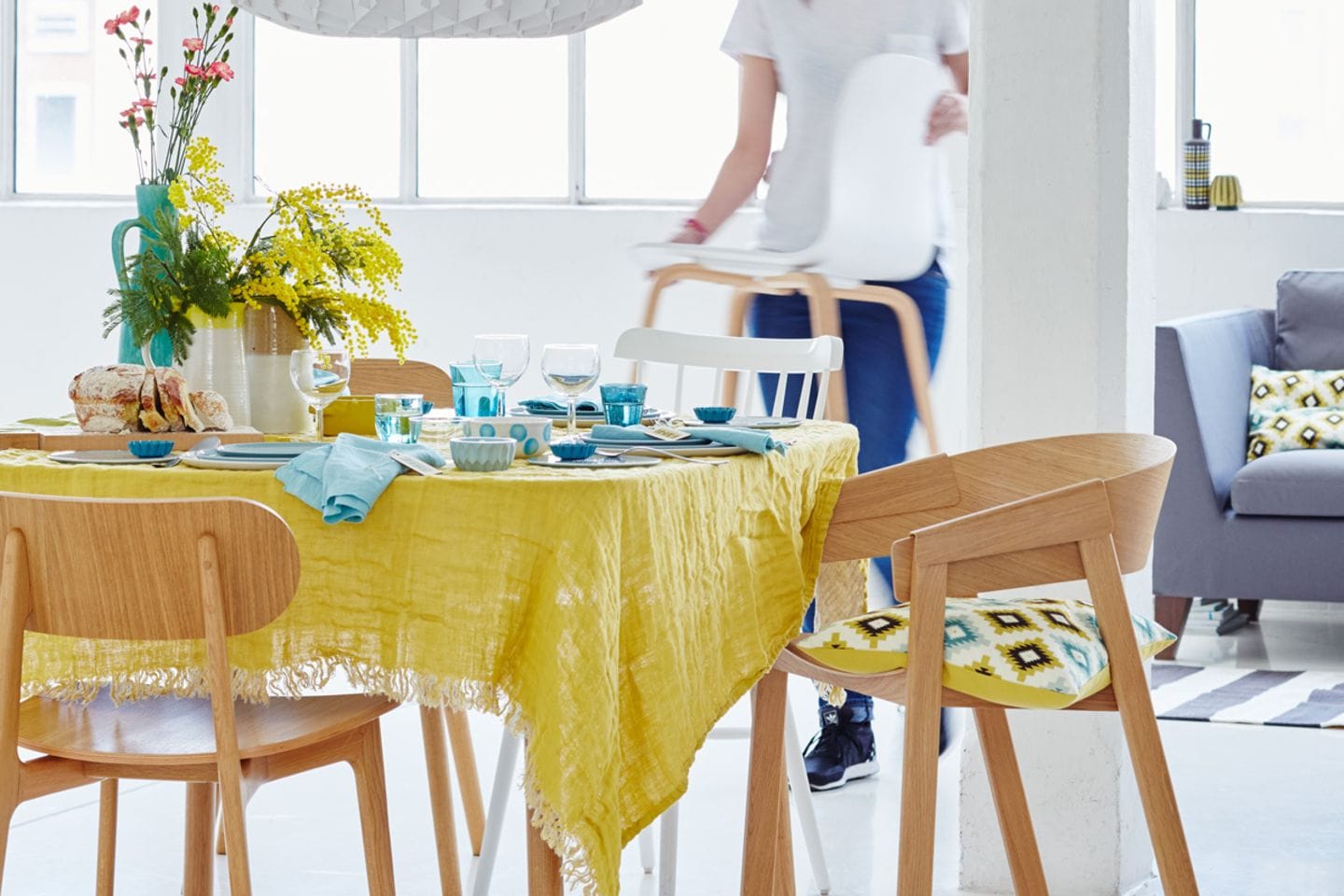 Gedeckter Tisch in Gelb und Aqua-Tönen