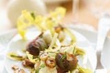 Rezept: Löwenzahn-Salat mit Speckpflaumen