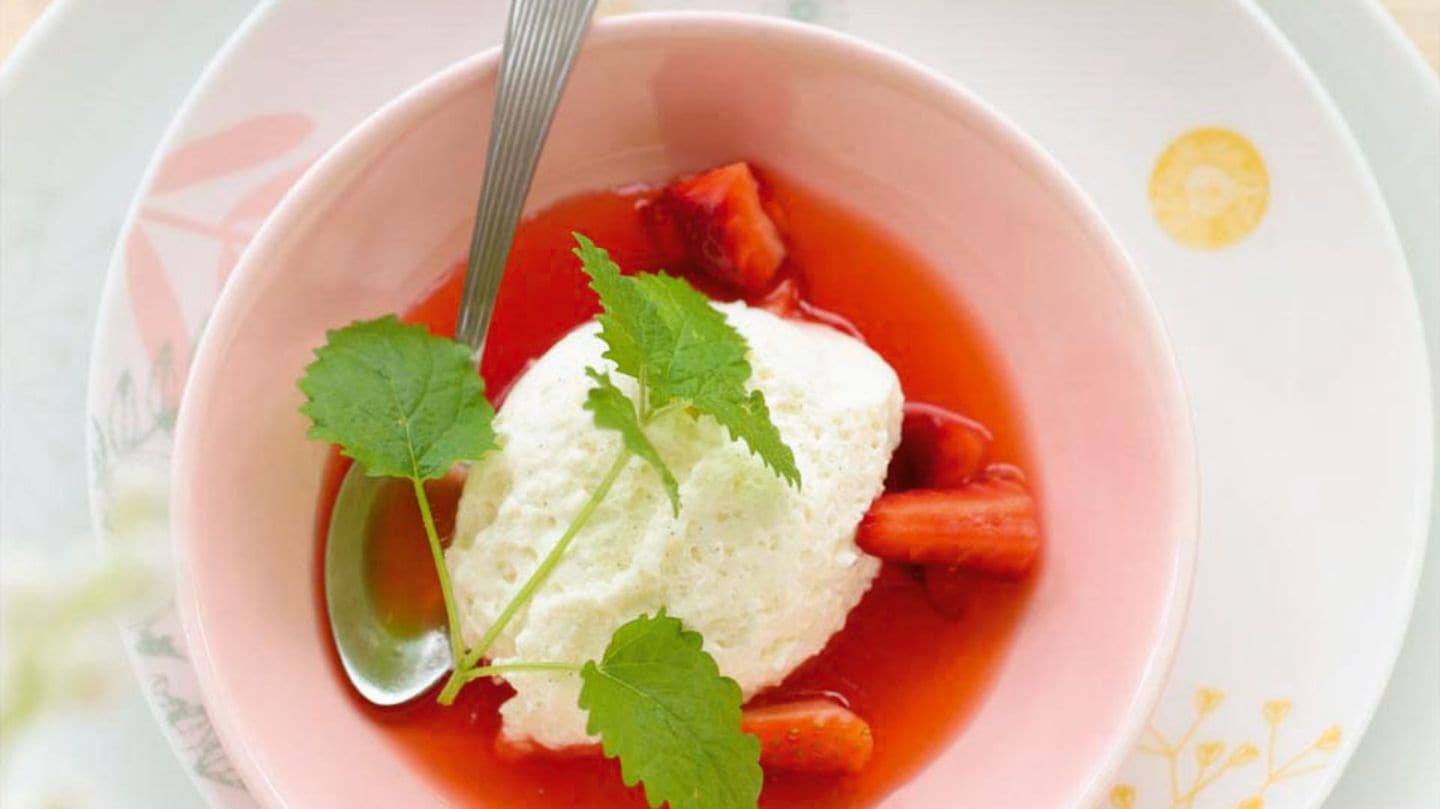 Erdbeer-Süppchen mit Quarkschaum Rezept - [LIVING AT HOME]