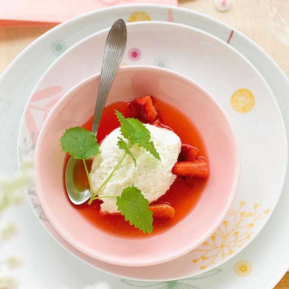 Rezept: Erdbeer-Süppchen mit Quarkschaum