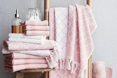 Rosafarbene Handtücher von H&M Home