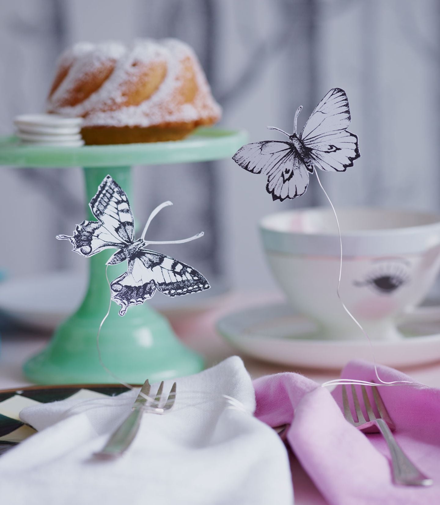 Tischdekoration mit Schmetterlingen aus Papier selbermachen