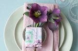 Tischkarte aus Streichholzschachtel und Blüte