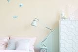 Schlafzimmer mit Wandgestaltung und Möbeln in Pastell