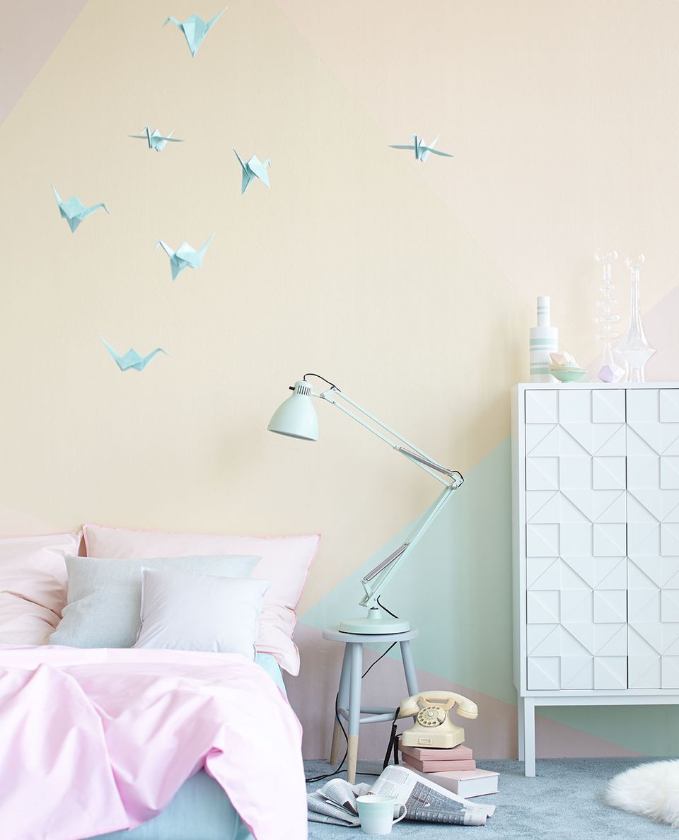 Schlafzimmer mit Wandgestaltung und Möbeln in Pastell