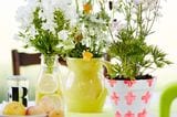 Vase gefüllt mit Zitronenscheiben, Tischdeko Sommer