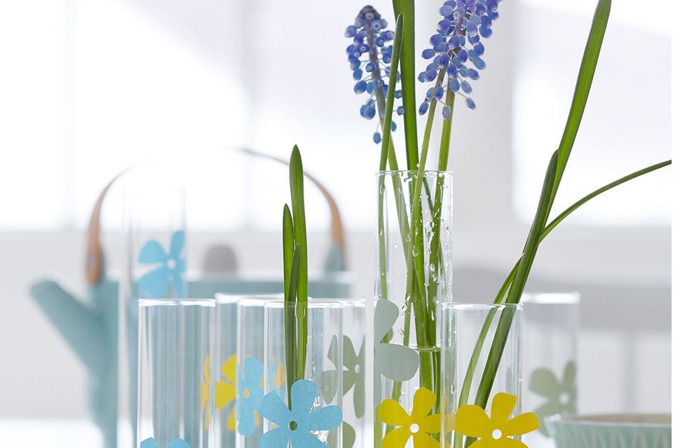 Gläser mit bunten Blüten verzieren