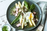 Rezept: Spargelsalat mit Ei und Linsen-Vinaigrette