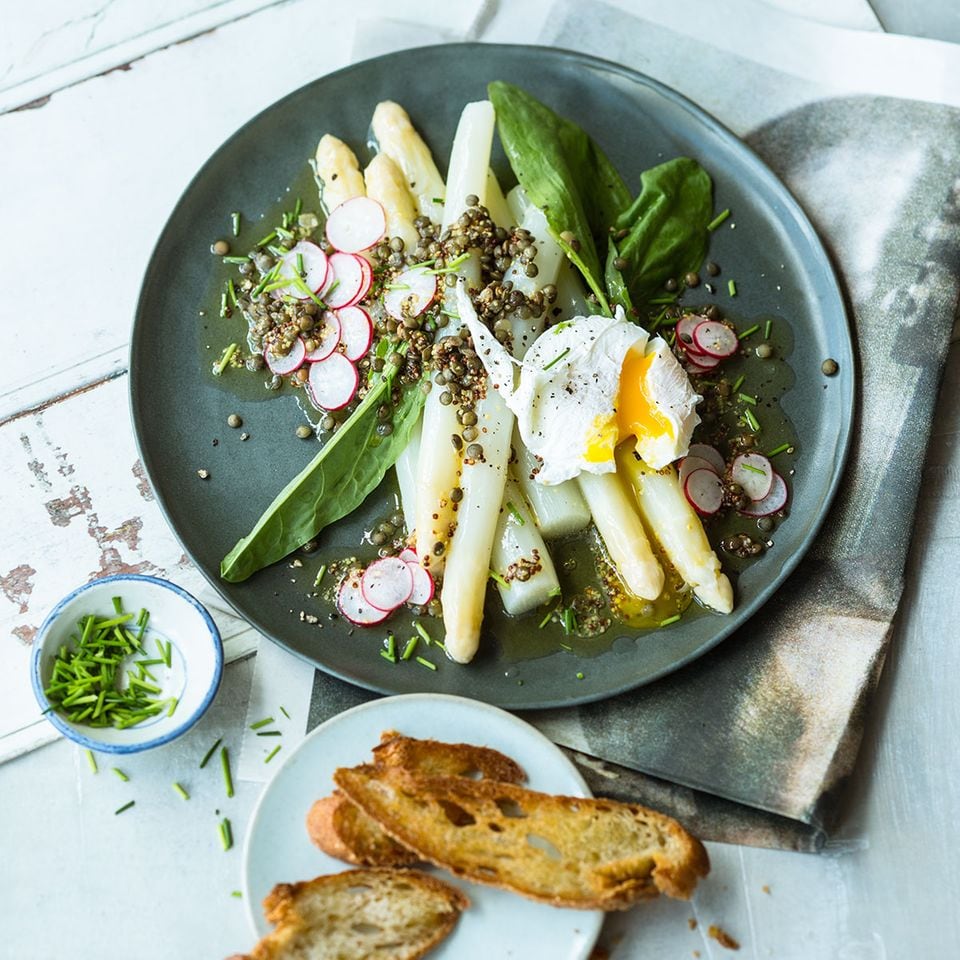 Rezept: Spargelsalat mit Ei und Linsen-Vinaigrette
