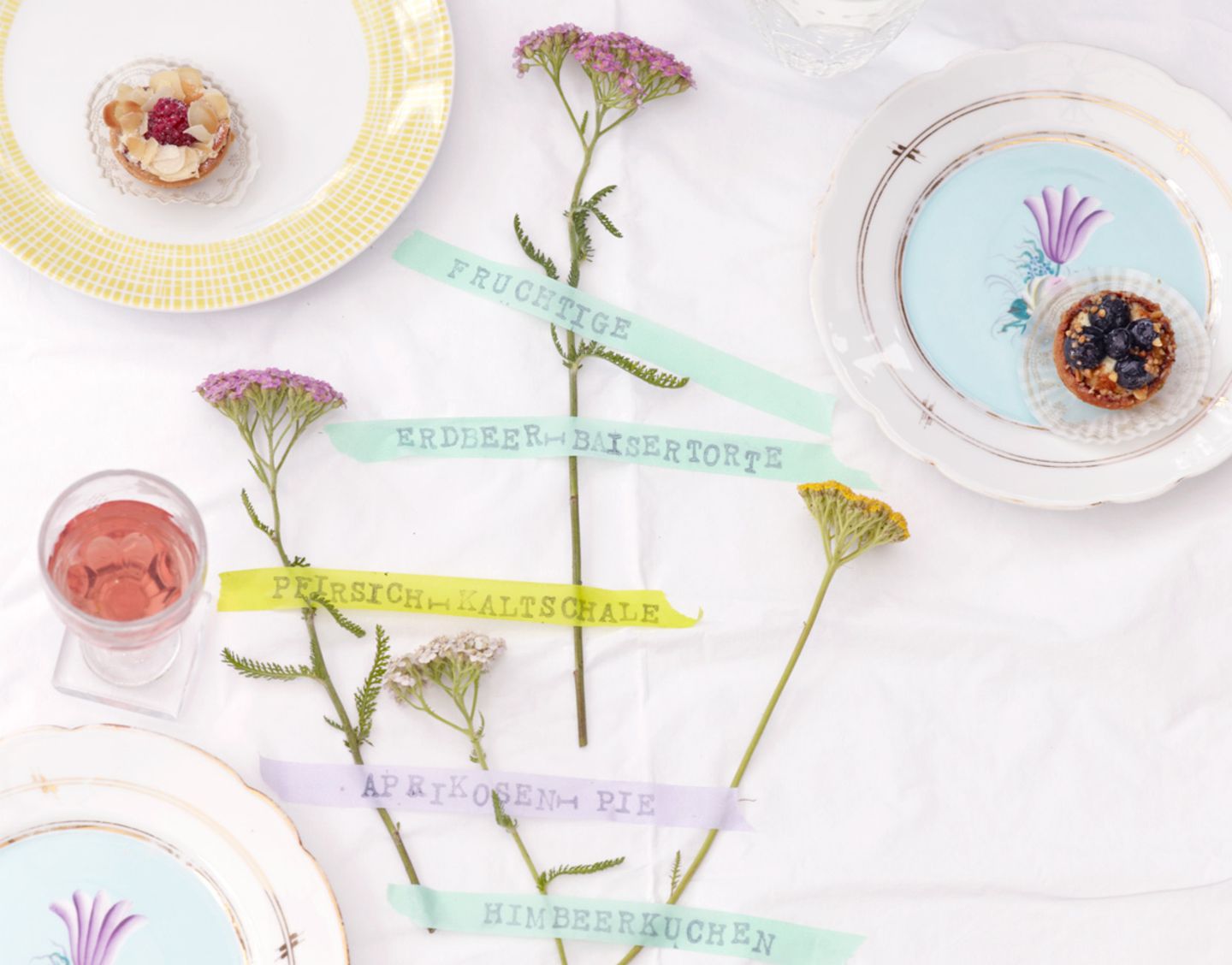 Tischdeko mit Blumen und Masking Tape