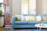 Trendfarben 2016: Sofa von Ikea mit Bezug von Bemz in Hellblau