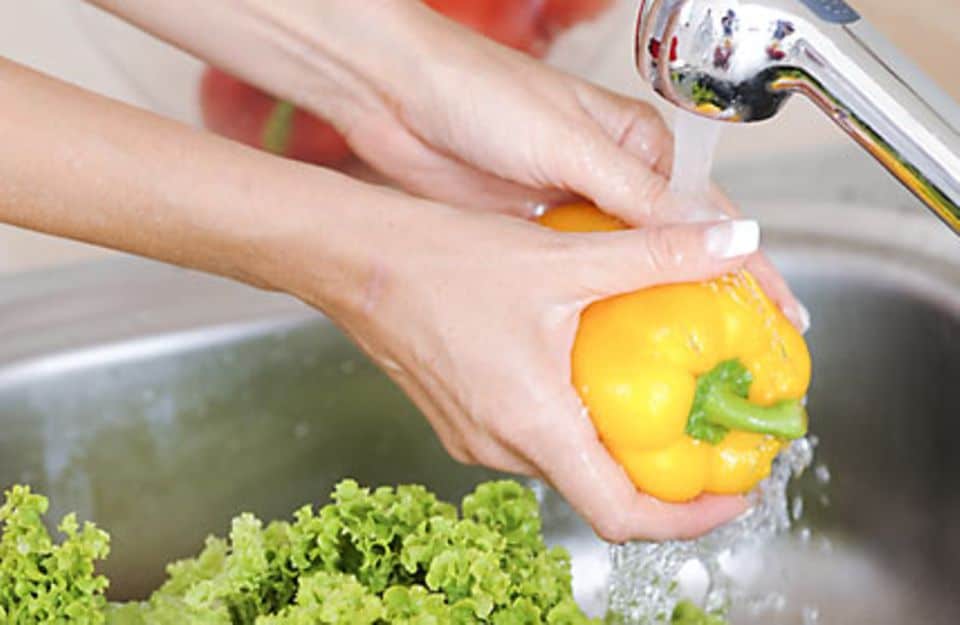 Waschen Sie Obst und Gemüse vor dem Verzehr!