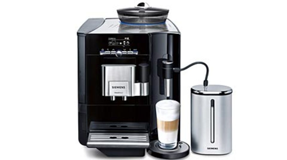 Elegant: Kaffeevollautomat "EQ.7 Plus black Steel". Foto: Siemens