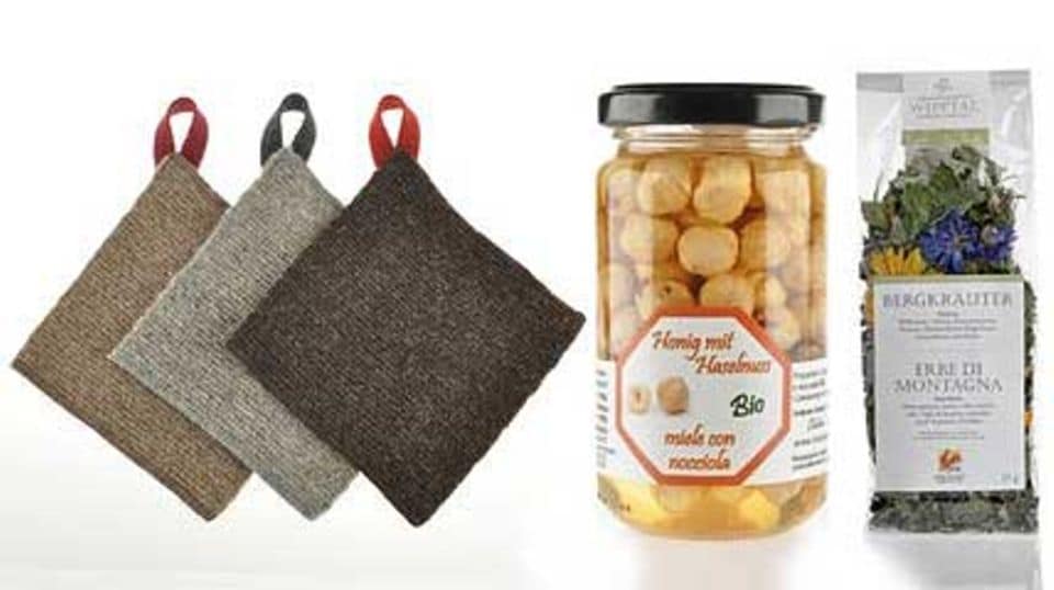 Hübsche Baumwolltopflappen aus der PUR Manufactur und Köstlichkeiten wie Bio-Haselnüsse in Honig und Bergkräutertee von PUR Südtirol
