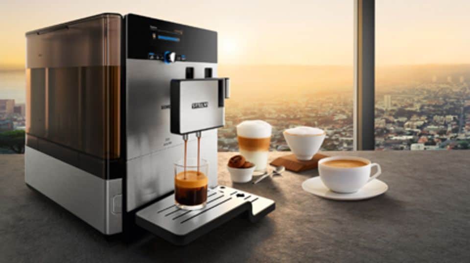 Die neuen "EQ.8"-Kaffeevollautomaten sehen edel aus und bieten Individualisierungsmöglichkeiten für Kaffee-Fans. Foto: Siemens