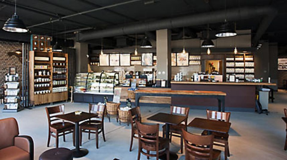 Die neue Starbucks-Filiale in Dresden setzt auf Energieeffizienz, Umweltverträglichkeit und modernes Design.