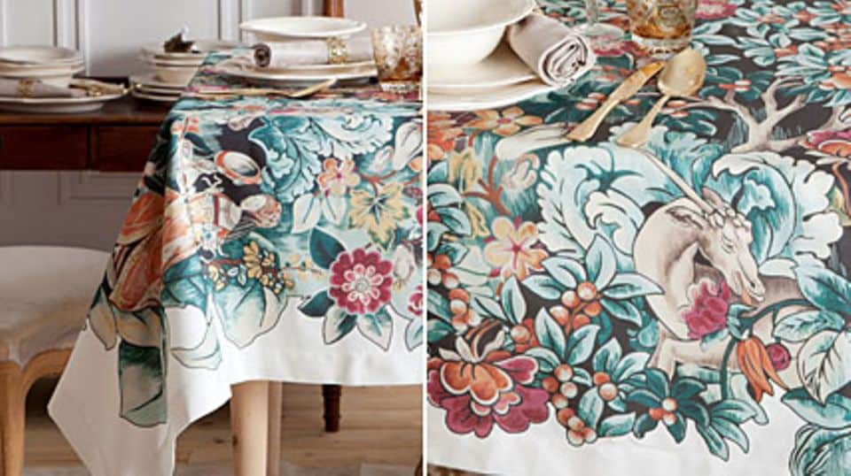 Blumen, Frauen, Fabelwesen: Den Tisch stilvoll eindecken mit der gemäldeartigen Tischdecke von Zara Home