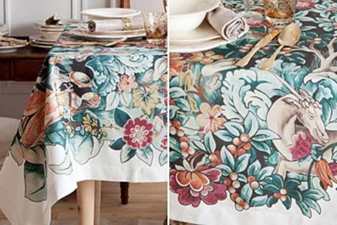 Blumen, Frauen, Fabelwesen: Den Tisch stilvoll eindecken mit der gemäldeartigen Tischdecke von Zara Home