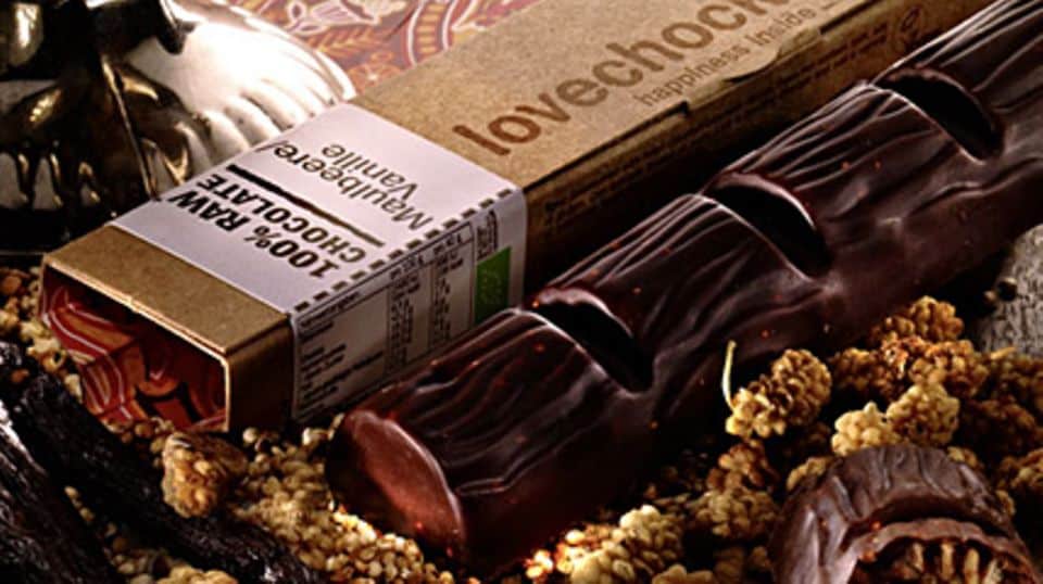Die niederländische Manufaktur Lovechock stellt seine weihnachtliche Bio-Schokolade im Kaltrührverfahren her.