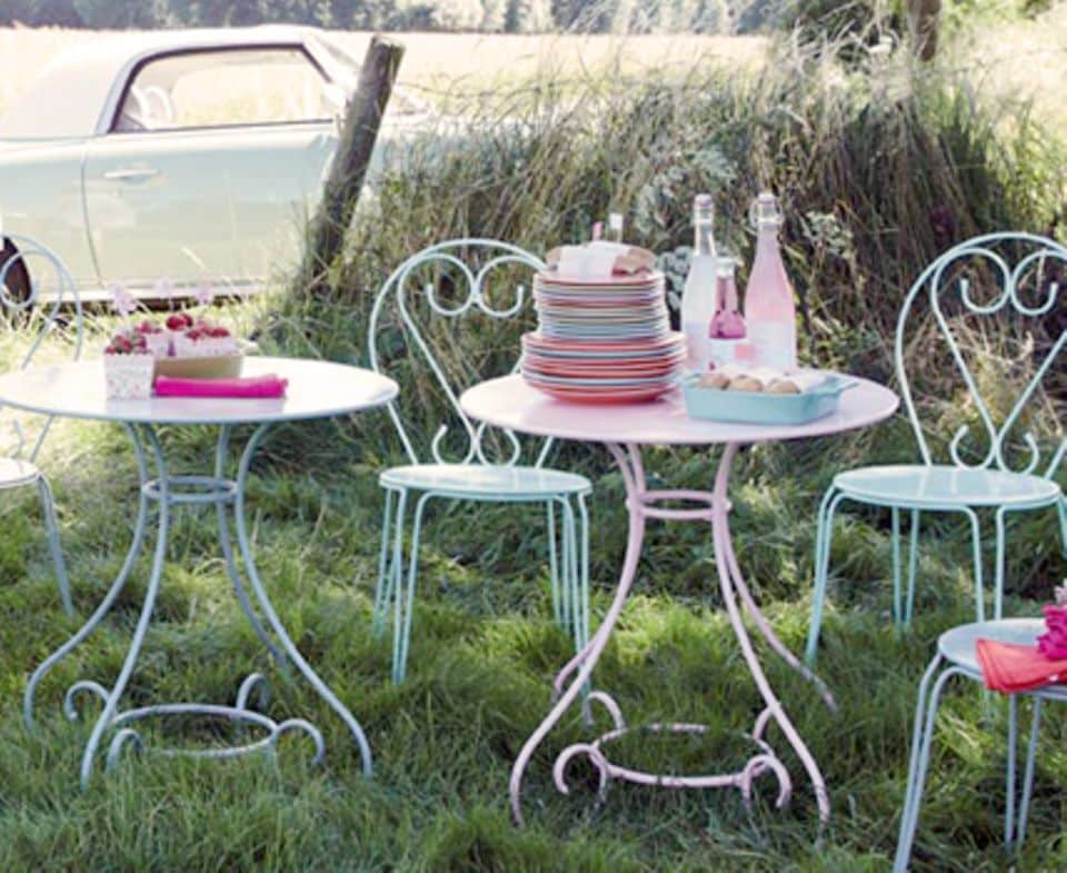 Gartentisch aus Eisen im romantisch-verspielten Stil von Maisons du Monde.