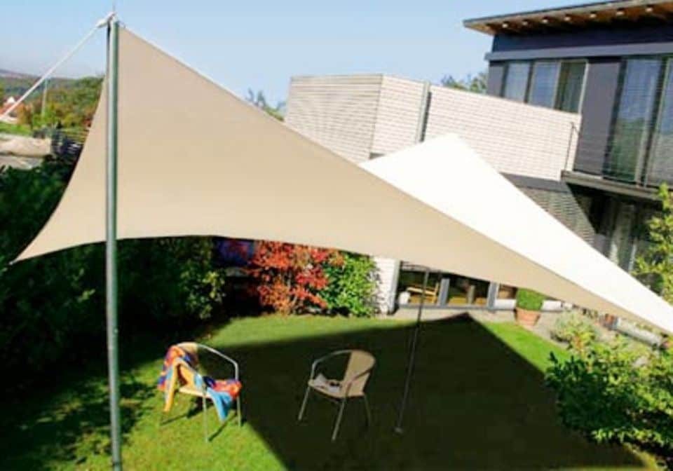 Sonnensegel sind für Gärten und große Terrassen ein idealer Sonnenschutz. So befestigen, dass die gegenüber liegenden Aufhängepunkte eine Höhe haben. Foto: Caravita