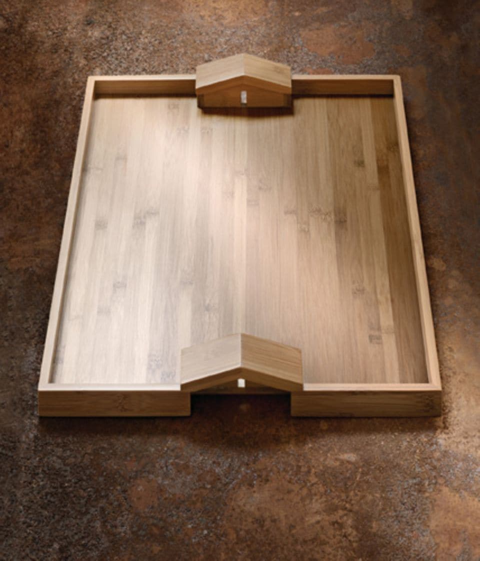 Das Modell Quattro muri e due case ist das perfekte Serviertablett: aus Holz, mit zwei Griffen und erhöhtem Rand, von Alessi, ca. 80 Euro.