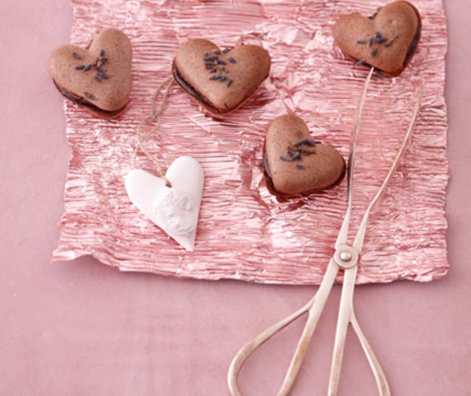Mit Kakao verfeinerte Macarons in Herzform erfreuen die Liebsten.