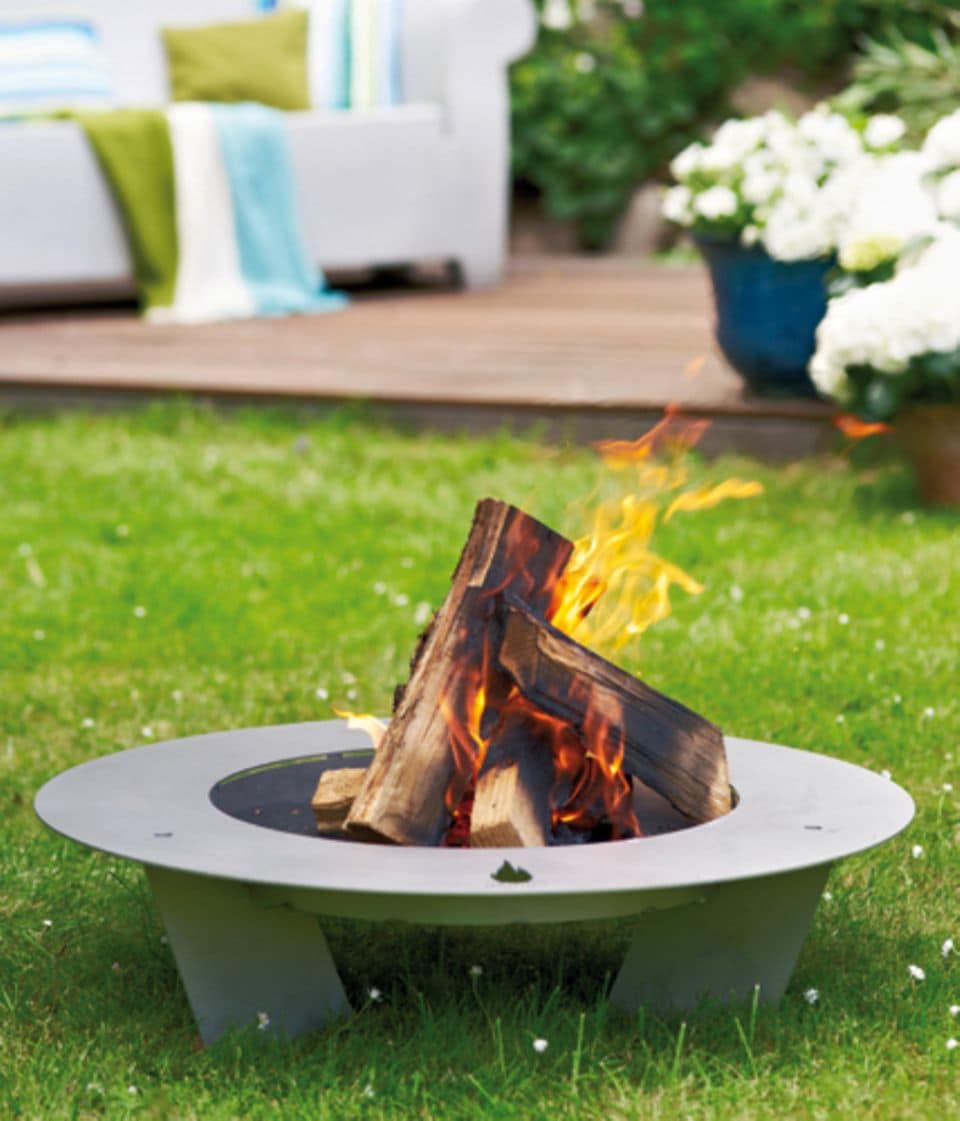 Mit so einer Feuerstelle kann das Mittsommer-Feuer auch im eigenen Garten entfacht werden. Modell Fireplate von Radius Design, ab ca. 249 Euro