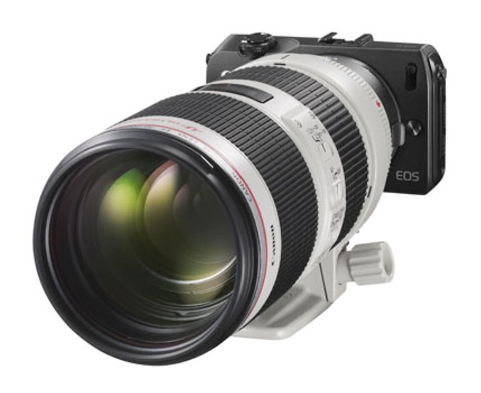 Objektiv mit Kamera: EF-Objektive passen mit einem Adapter auf die Canon EOS M.