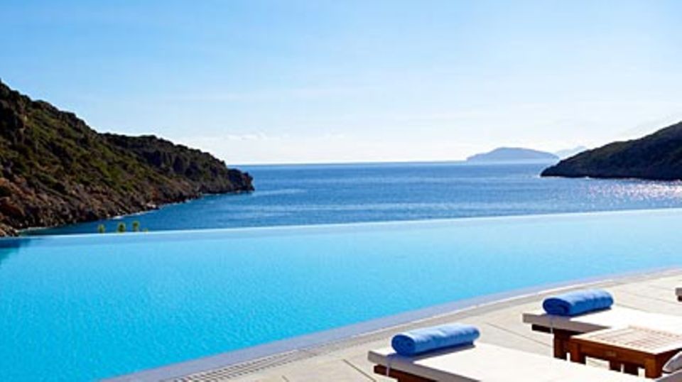 Die Aussicht am Pool genießen. Foto: Daios Cove Luxury Resort & Villas