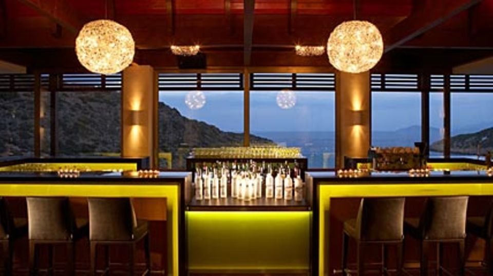 Tolle Kulisse - den Sonnenuntergang von der Bar aus betrachten. Foto: Daios Cove Luxury Resort & Villas