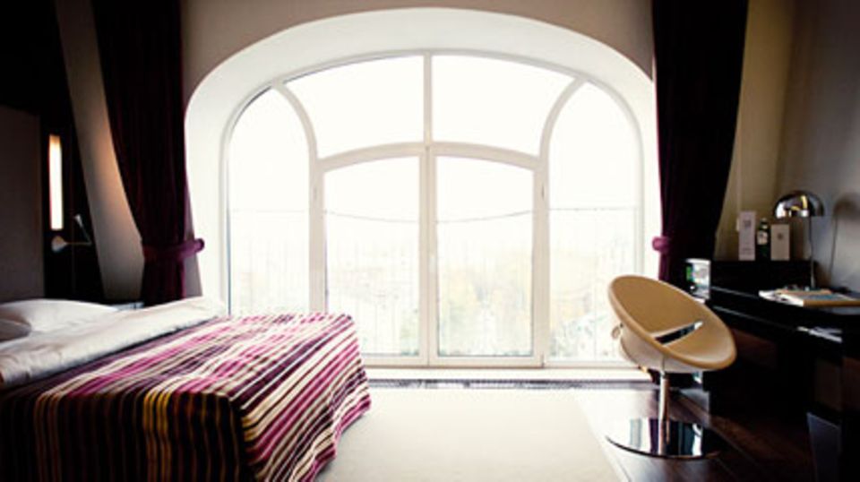 Das Haus stammt aus dem 19. Jahrhundert - modernes Interior und Jugendstil-Elemente wie das große Fenster gehen eine harmonische Symbiose im "11 Mirrors" ein. Foto: Design-Hotels
